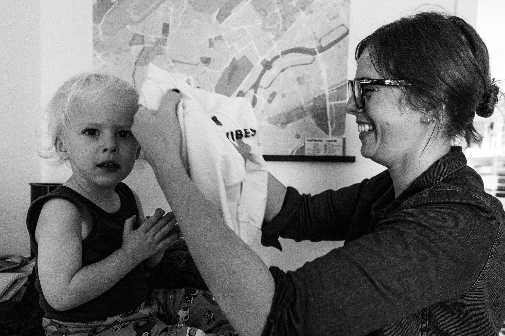 Mutter zieht ihr Kind um