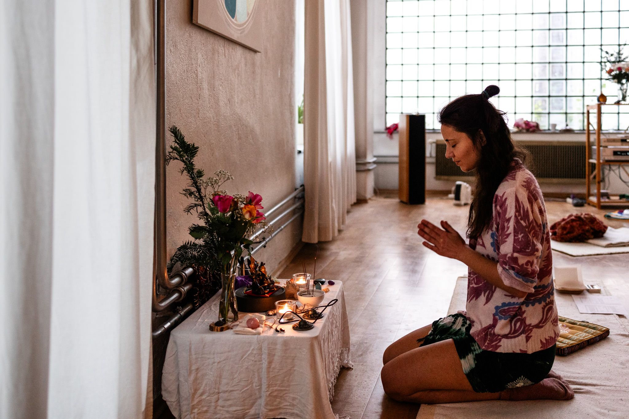 Workshopreportage: Frau vor einem selbsterrichteten Altar