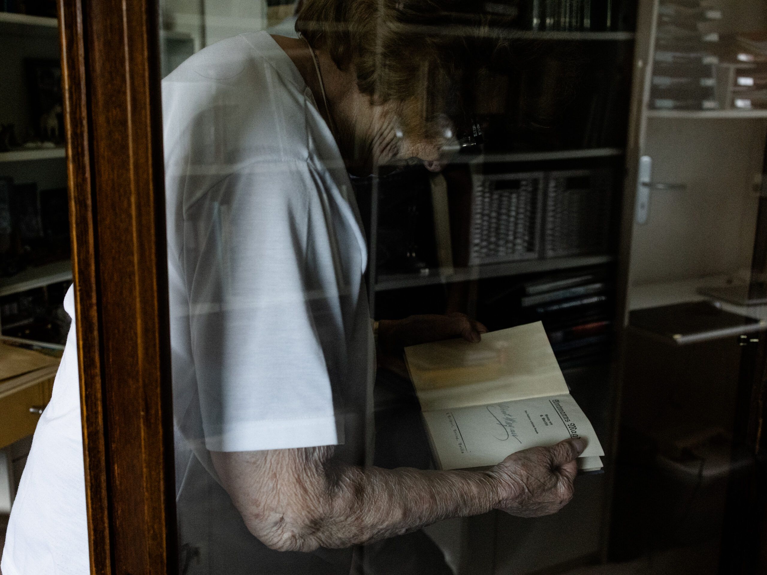 Eine Oma blättert in einem Buch