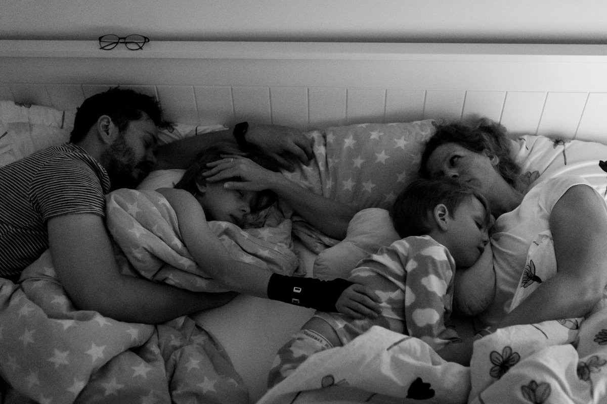 Familienreportage. Eine Familie im Bett.