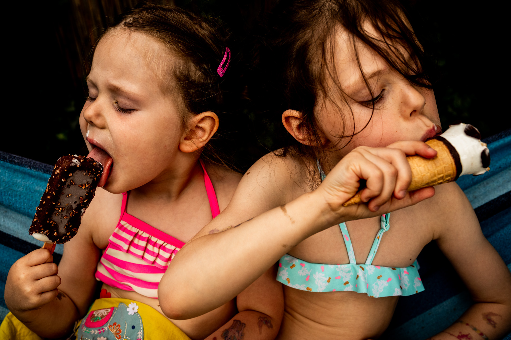Zwei Mädchen essen Eis.