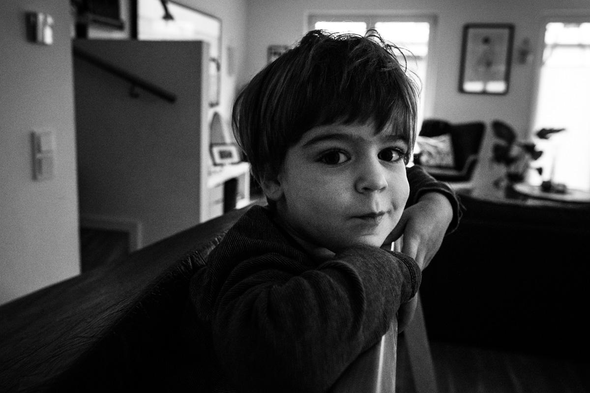 Natürliches Portrait eines Jungen in Schwarz-Weiß