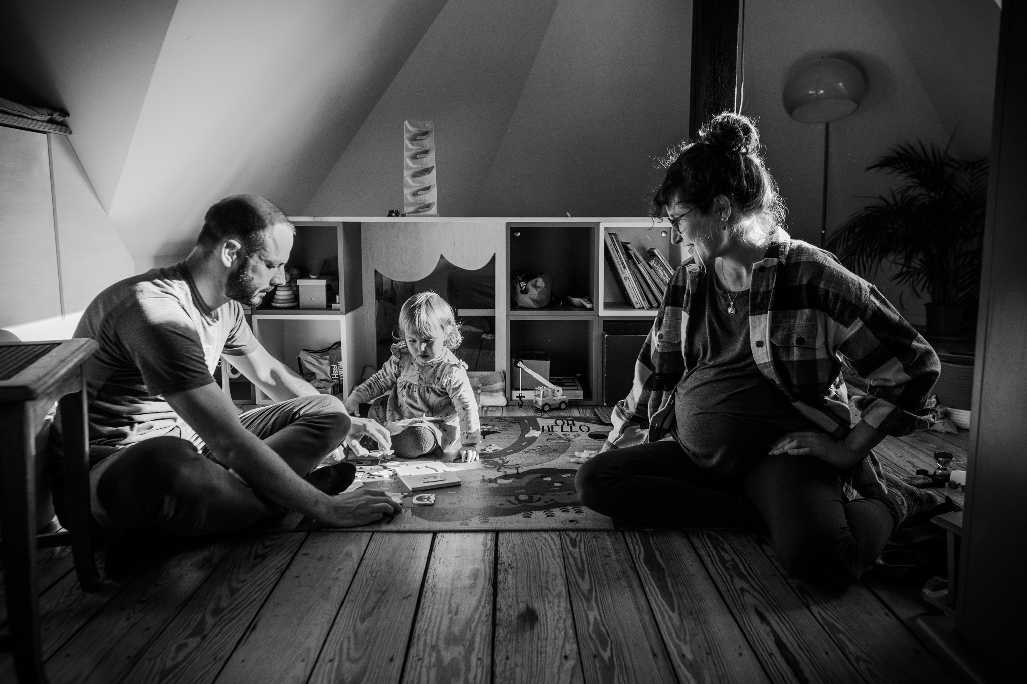 Ein dokumentarisches Familienportrait: Vater, Mutter und Tochter beim Spielen