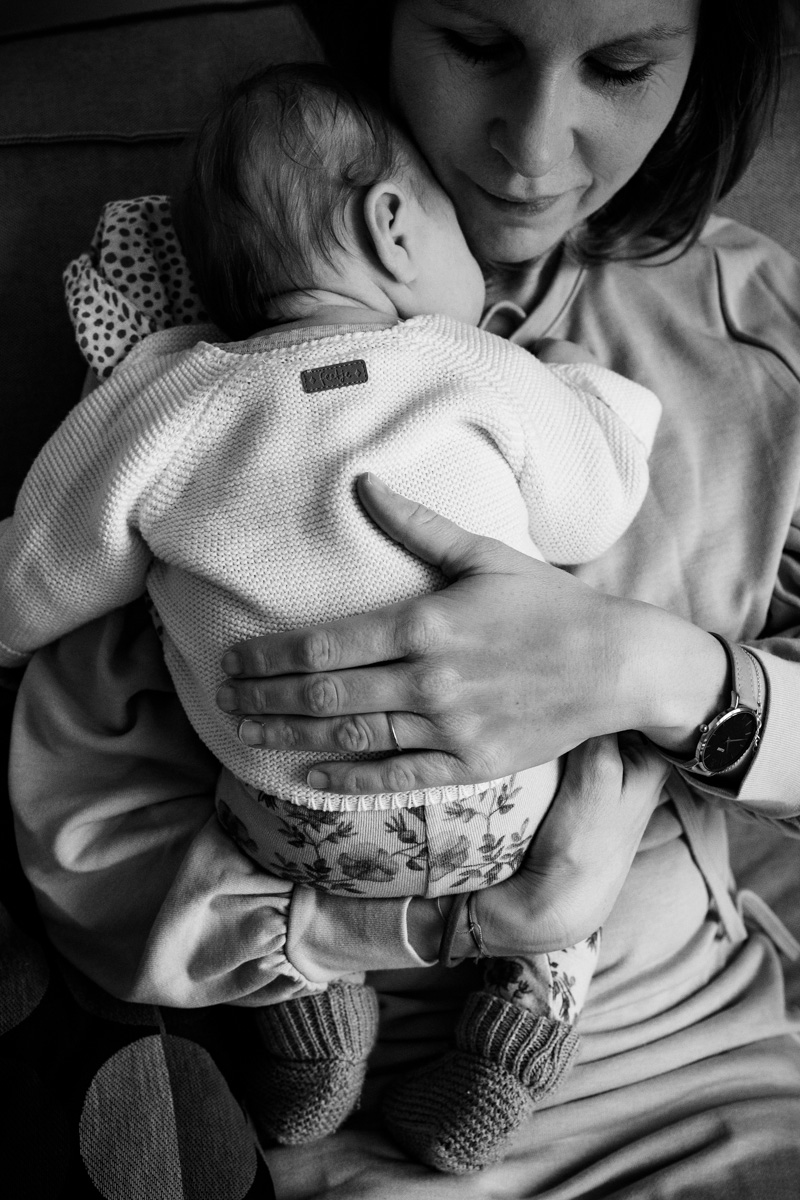 Baby im Arm seiner Mutter.