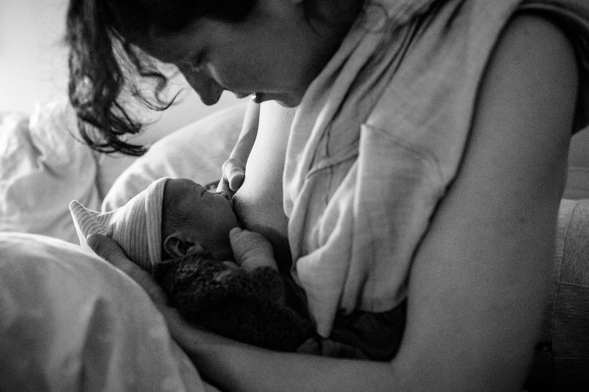 Eine Frau beim Stillen eines Neugeborenen