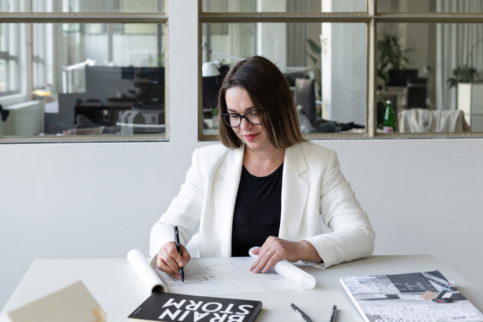 Businessfrau beim Brainstorming, Personal Branding Fotos