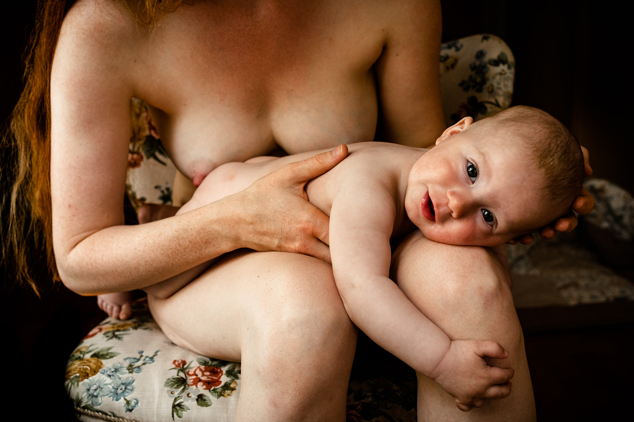 Baby Portrait auf dem Schoß seiner Mutter