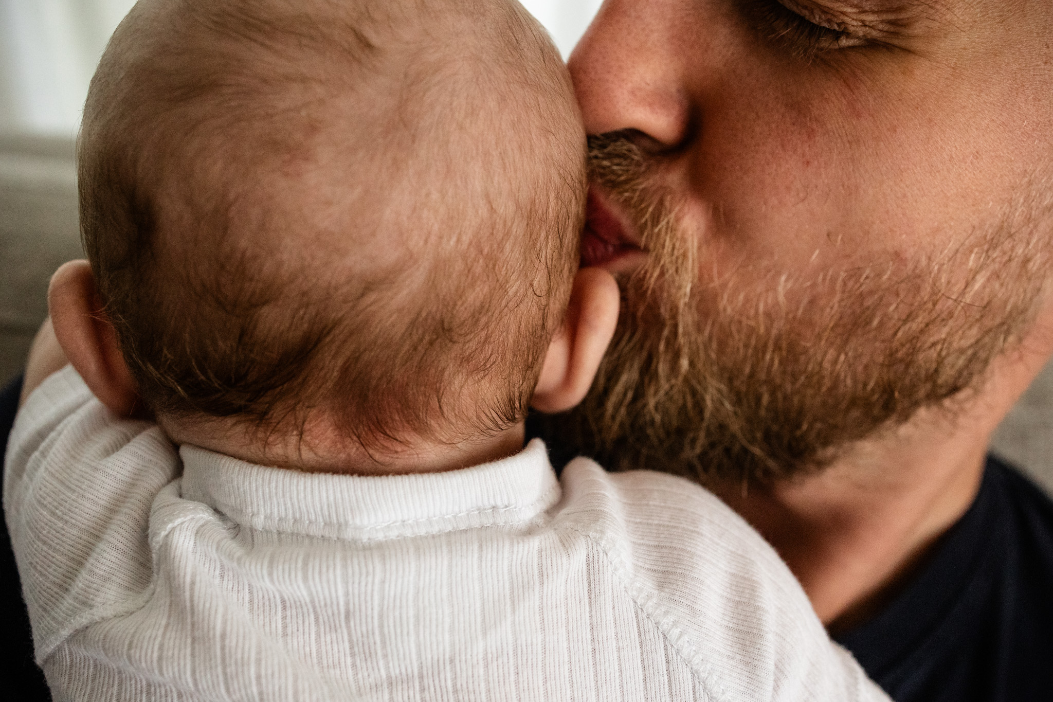 Ein Vater küsst sein Baby