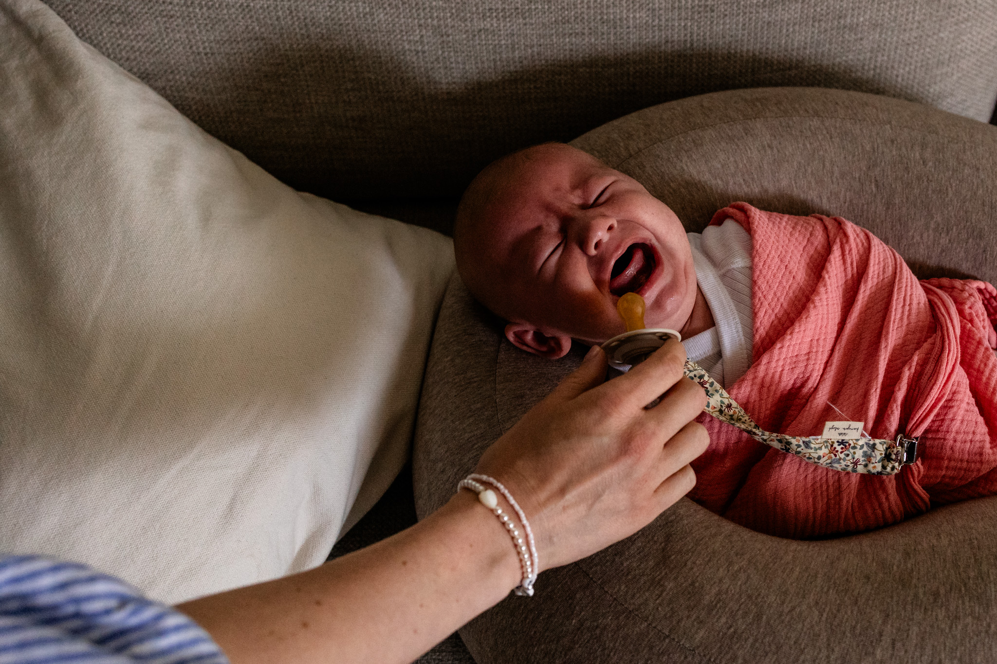 Fotos Wochenbett: Ein weinendes Baby