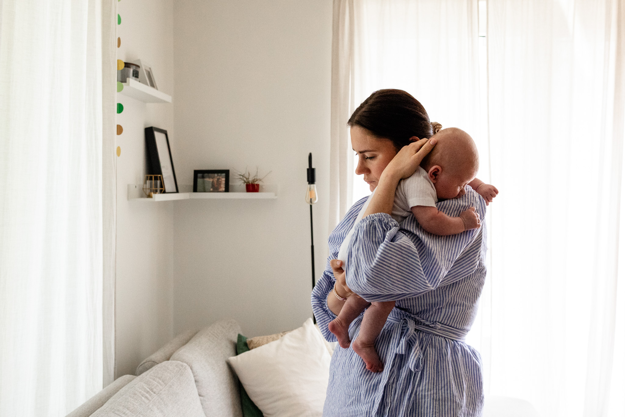 Fotos Wochenbett, Newborn: Baby auf dem Arm seiner Mutter