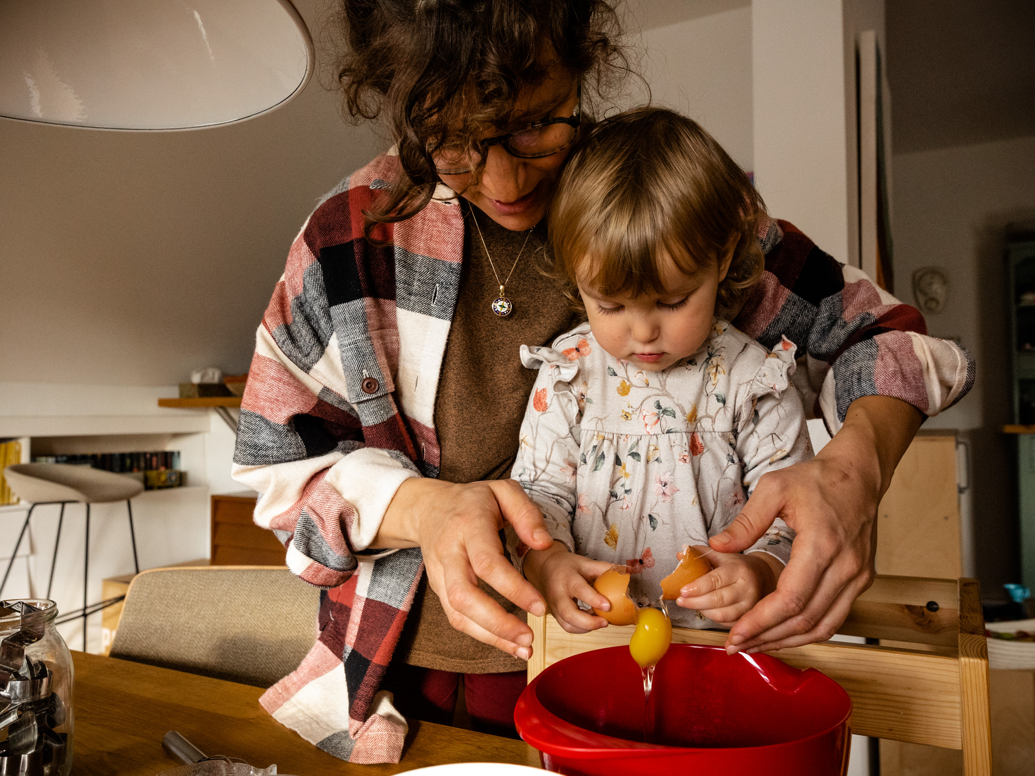 Familienfotos Hamburg: Mutter und Tochter beim Kochen