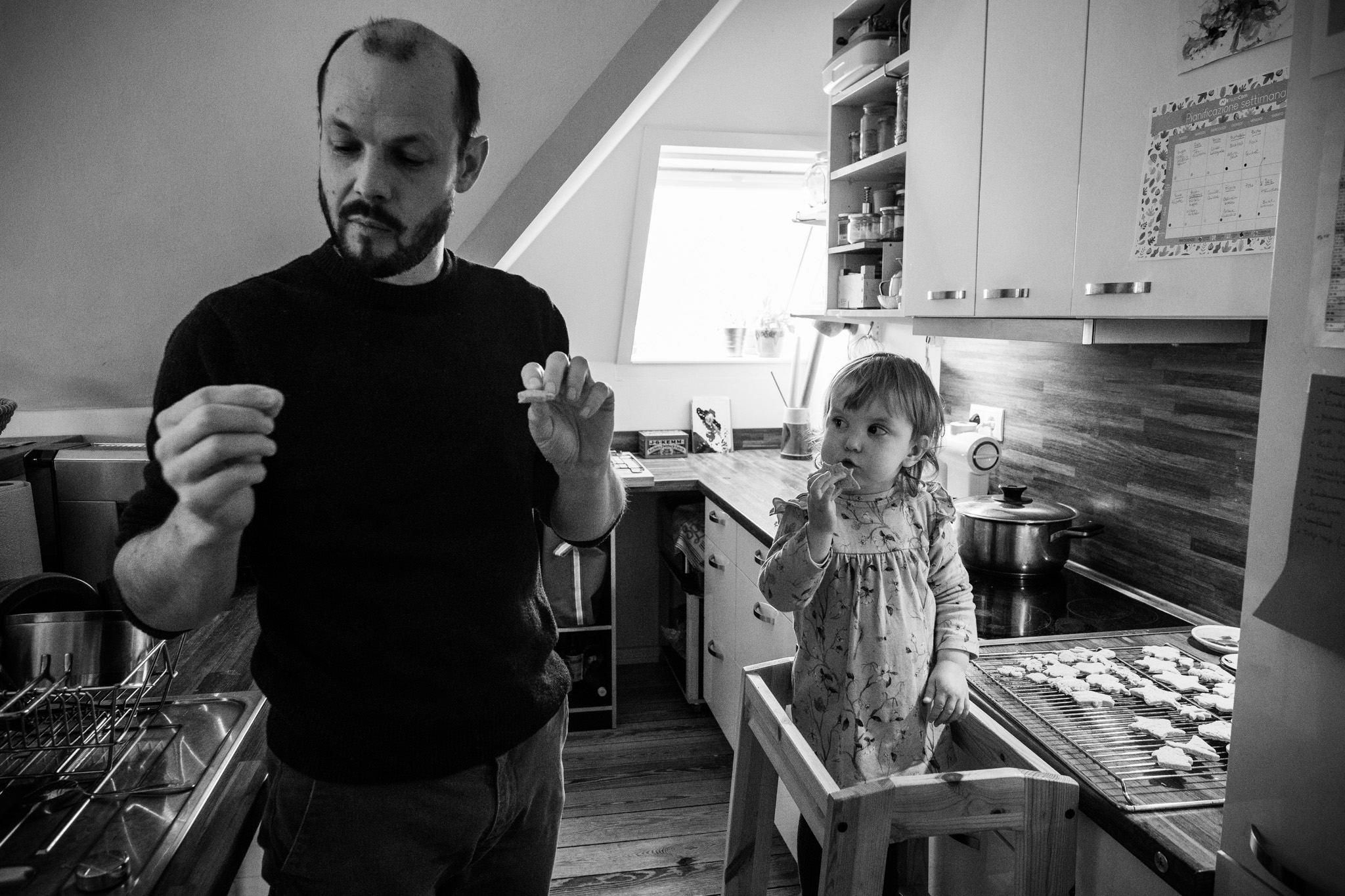 Familienreportage: vater und Tochter in der Küche beim Kekseessen