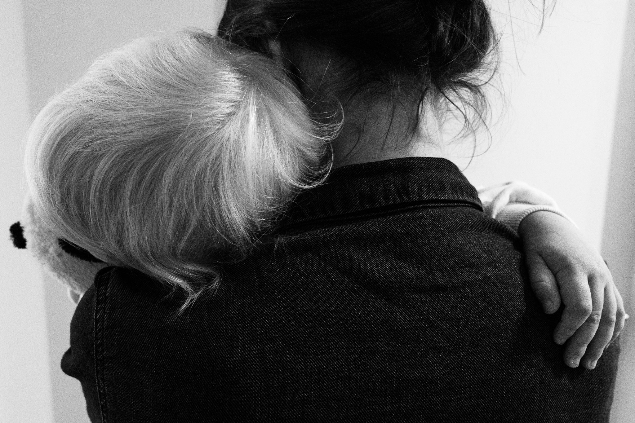 Familienreportage: Mutter hält ihr Kind auf dem Arm