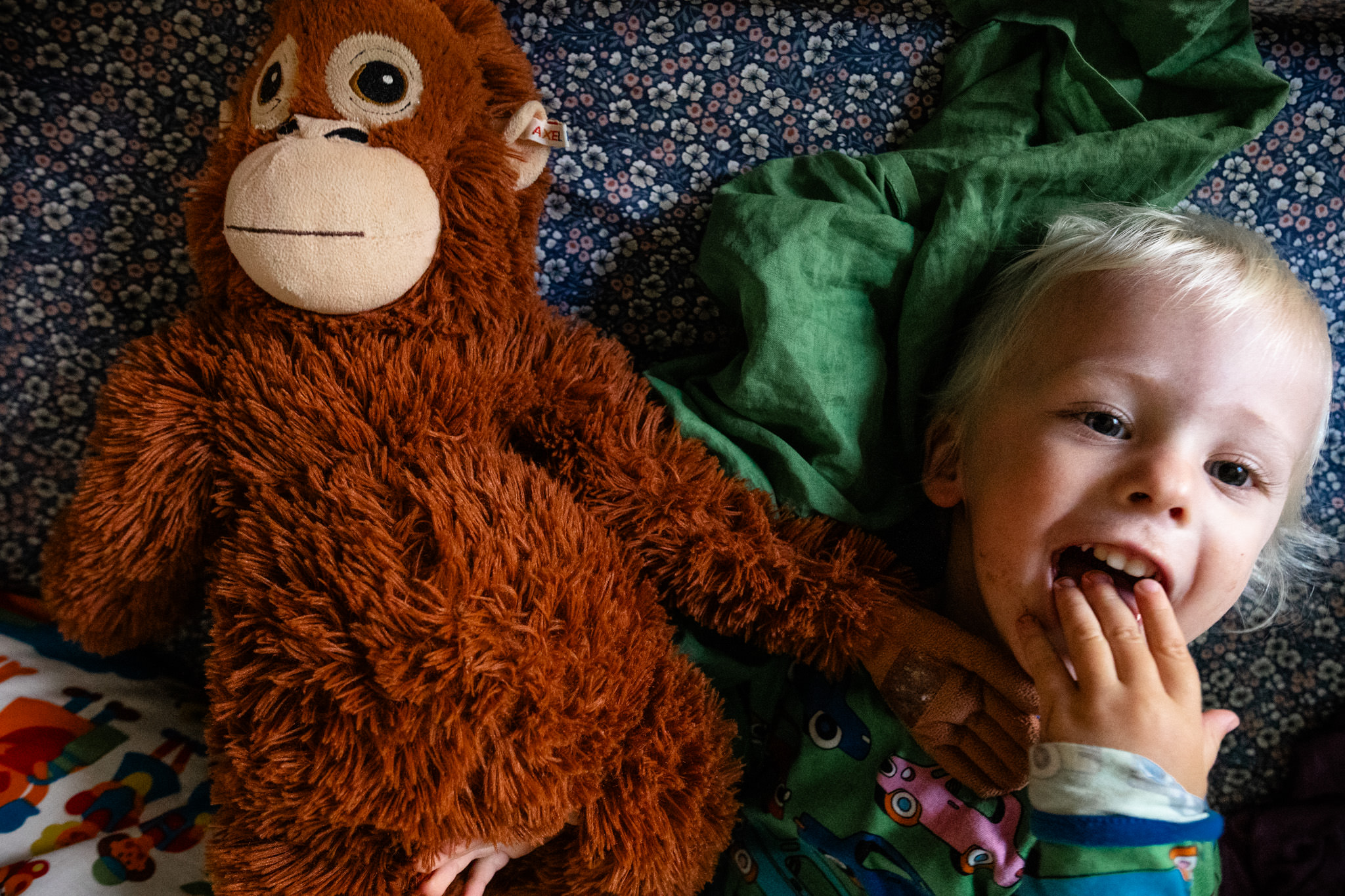 Ein Portrait von einem Kind zusammen mit seinem Kuscheltier-Affen