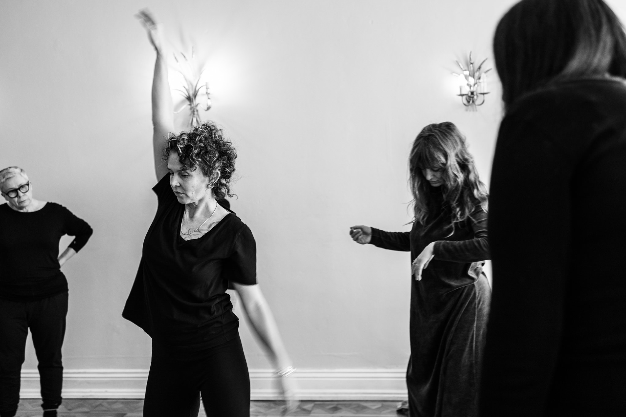 Tanzende Frauen bei einem Workshop